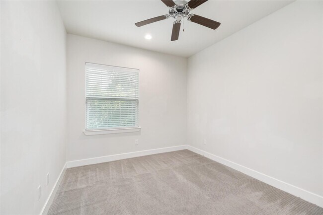 Building Photo - 147 Knightsbridge Park Ln