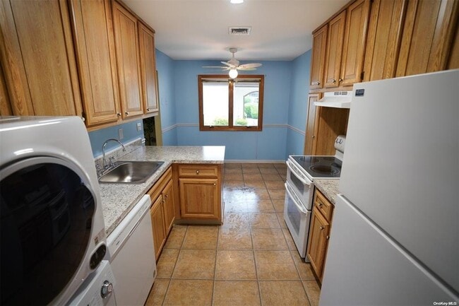 Building Photo - 906 Gotham Ct S