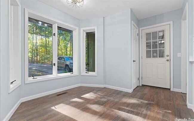 Building Photo - Beautiful Newly Remodeled Home on the Desoto Golf Course! A large landscaped lot with beautiful v...