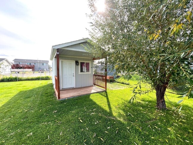 Building Photo - Pet Friendly 4 Bed 2 Bath Single Family Ho...