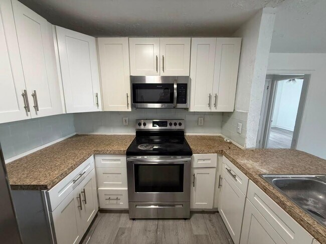 Building Photo - 933 30th Ct