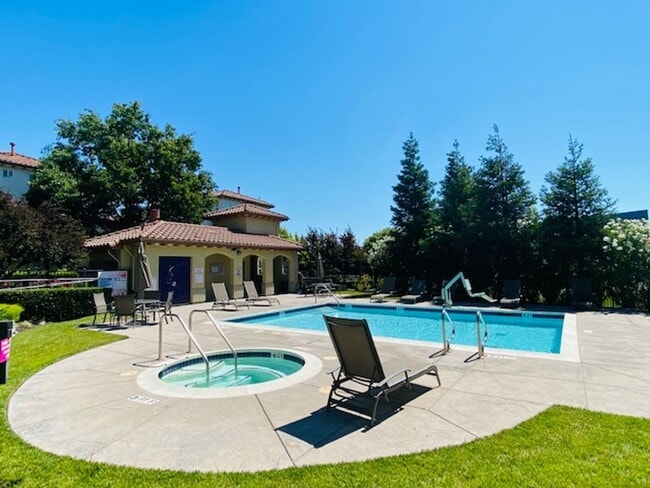 Building Photo - Gorgeous 3BD/2.5BA Tri-Level Townhouse- Ga...