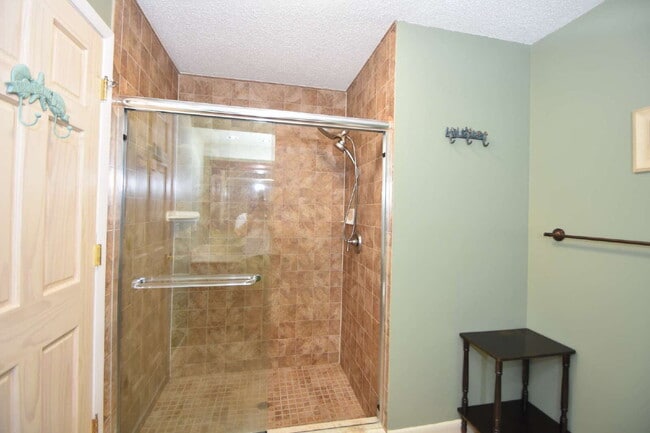 Building Photo - Absolutely adorable 3 bedrooms 2 bath Cana...