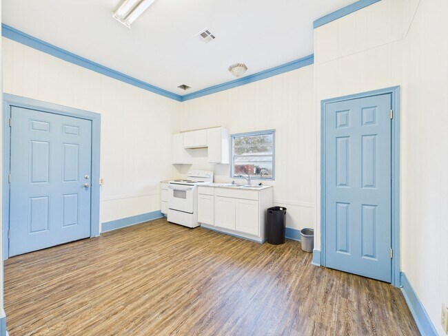 Building Photo - 2 Bedroom 1 bathroom house AVAILABLE NOW!