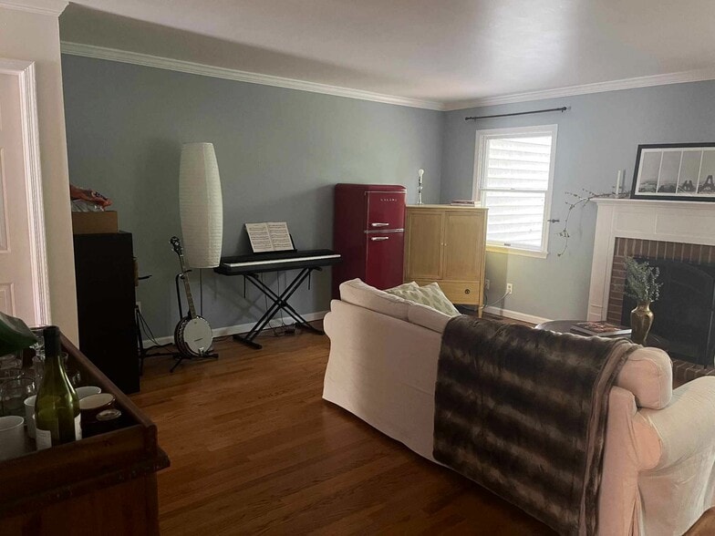 Shared upstairs living room - 146 Brandywine Ct