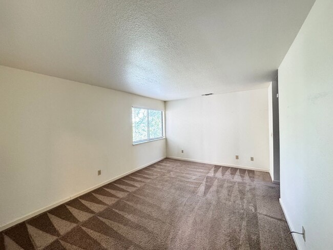 Building Photo - Cozy upstairs Condo in Auburn