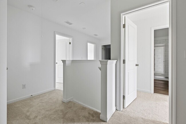 Building Photo - 5044 Highwood Dr