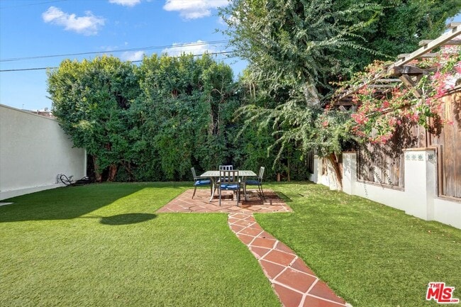 Building Photo - 135 N Gower St