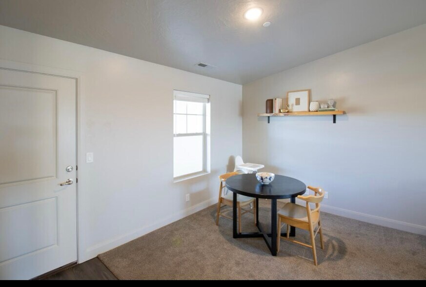 Building Photo - 128 N Lone Rock Dr