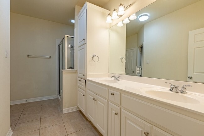 Building Photo - 1305 Delsie Dr