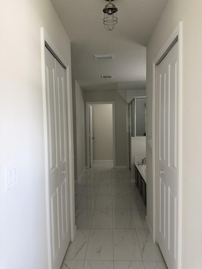 Building Photo - 4634 SW Athena Dr