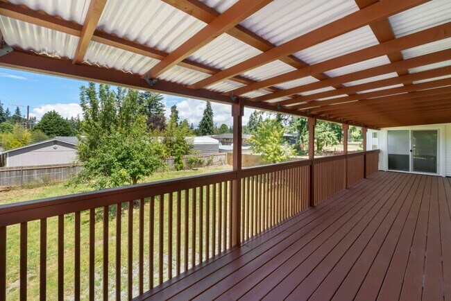 Building Photo - Spacious 5 Bedroom with Huge yard and 3 fireplaces