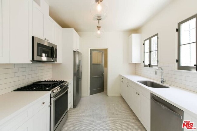 Building Photo - 1136 S Hayworth Ave