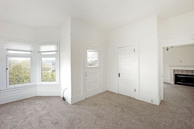 Building Photo - 2316 Buena Vista Ave