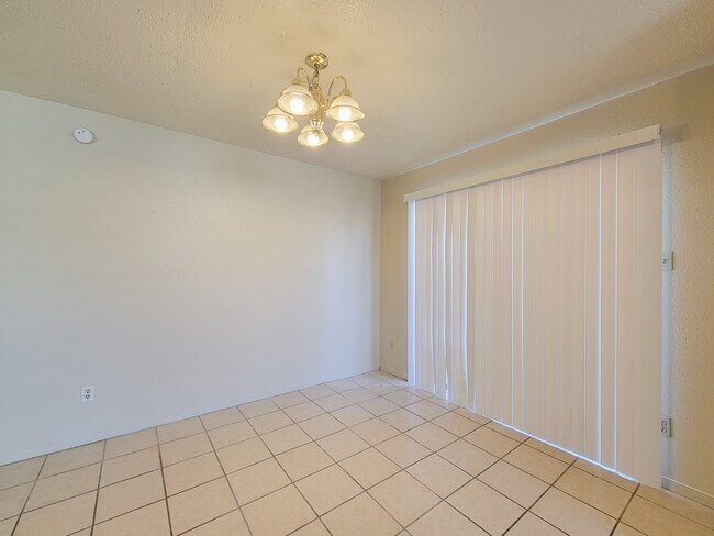 Building Photo - 10059 Emerald Creek Dr