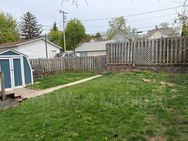 Building Photo - 946 Pine Ave NW