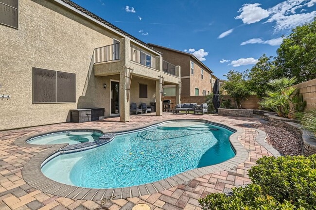 Building Photo - Dont Miss This Gorgeous 4 bed 3 bath plus Loft!
