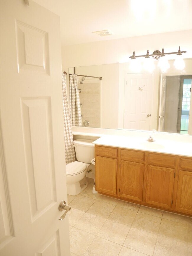 Building Photo - 2 Bedroom Condominium in Sought After Comm...