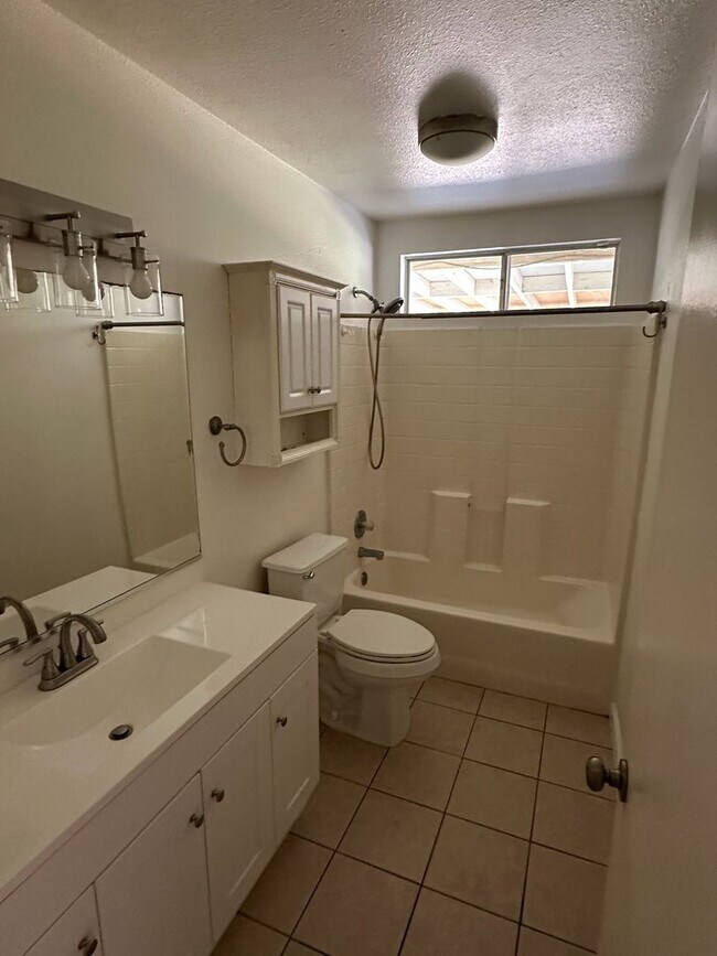 Building Photo - 4212 E Howard Ct