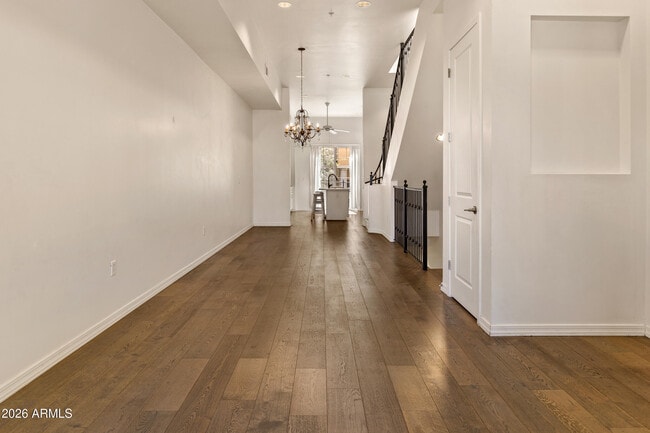 Building Photo - 421 W 6th St