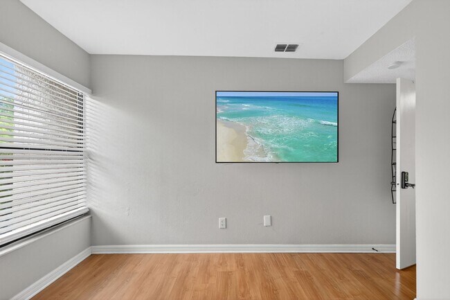 Building Photo - Cozy 3 Bedroom Available in Tampa!