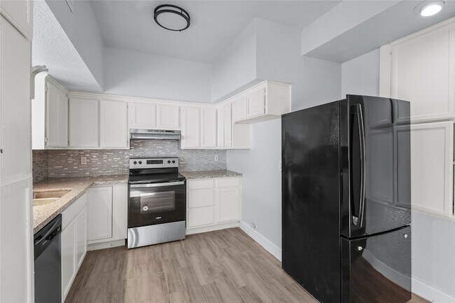 Building Photo - 8703 Victorian Village Dr