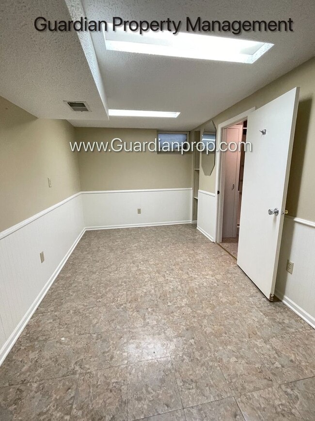 Building Photo - Single Family Home Featuring 2 Baths, 2 Car Garage, Fireplace, and Fenced in Yard