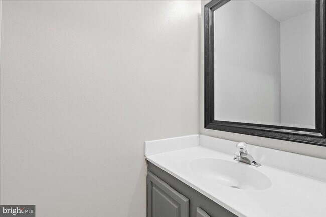 Building Photo - 461 Foxridge Dr SW