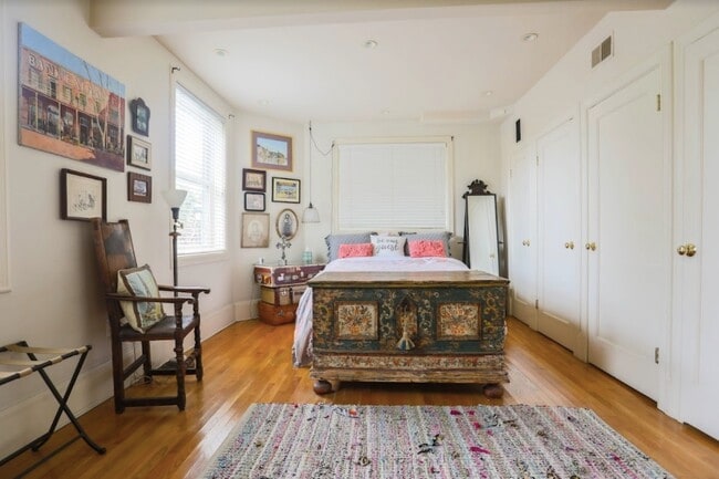 Building Photo - 106 Surrey St