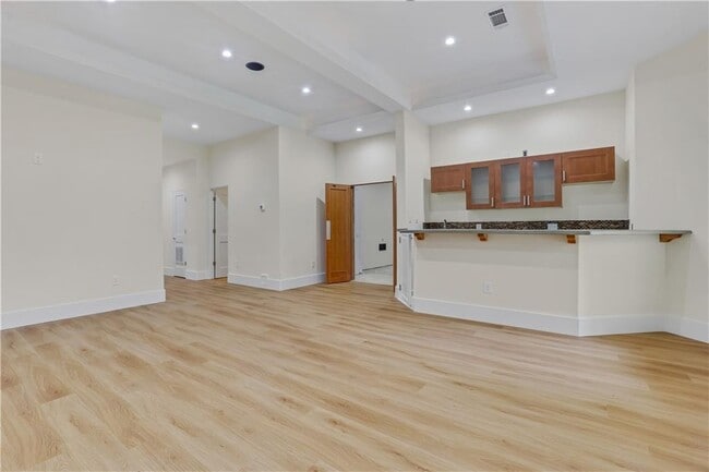 Building Photo - 3228 Silver Lake Dr NE