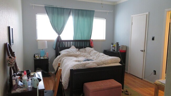Building Photo - Beautiful 2 bed 1 bath condo 3 blocks from...