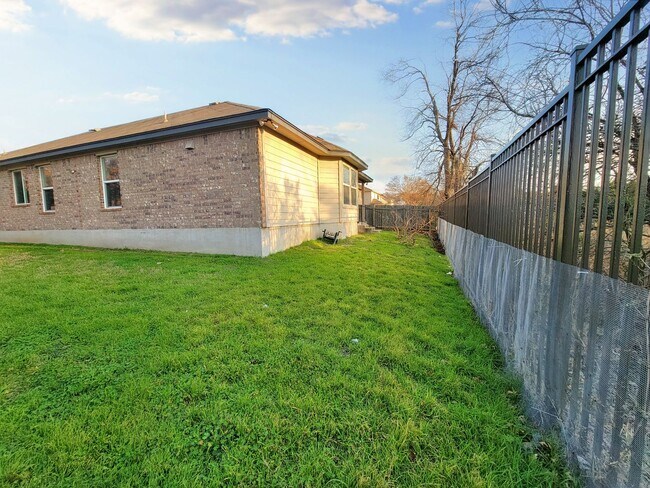 Building Photo - Beautiful 4 BR / 2 BA Home for Rent in Austin