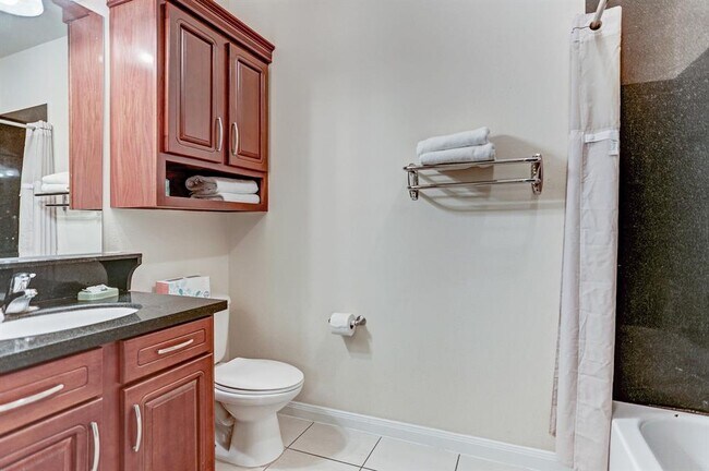 Building Photo - 2068 Laverne St