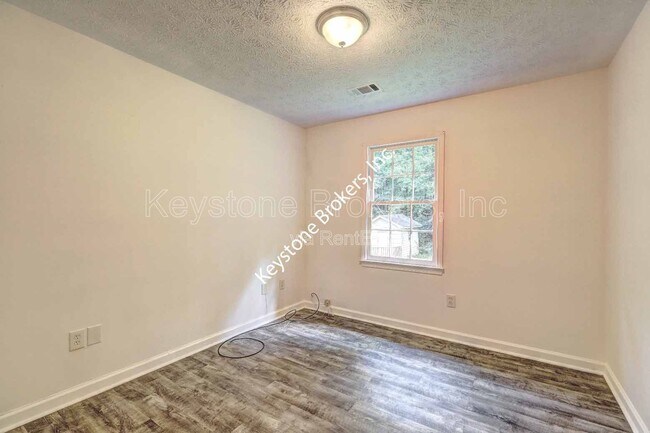 Building Photo - 9166 Tara Dr SW