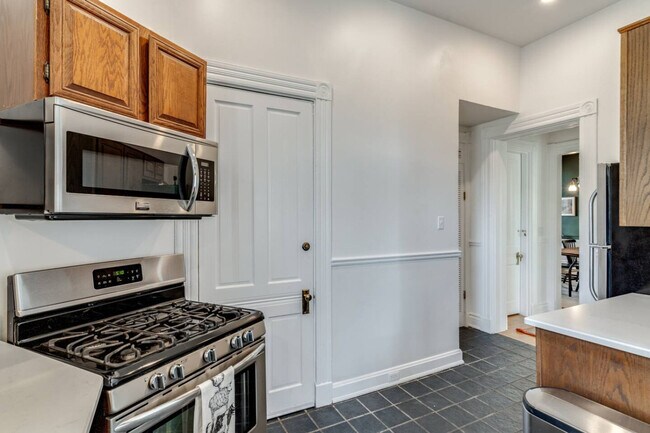 Building Photo - 351 Thrall St