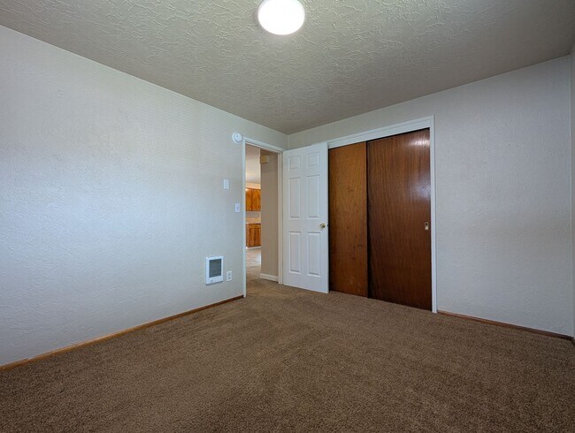 Building Photo - Nice 2 bed/1 bath duplex off River Road