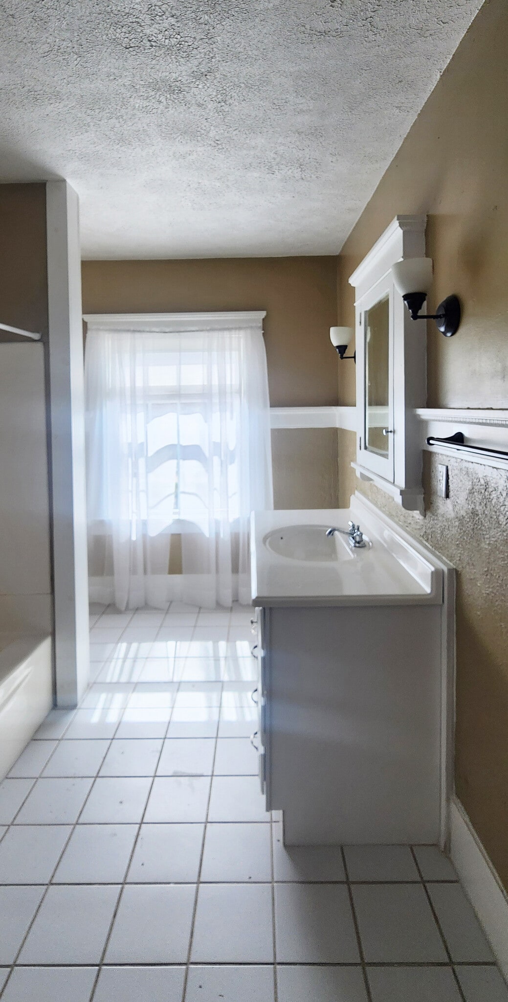 Bathroom - 542 6th W St