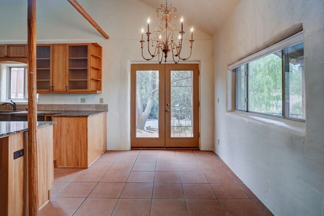 Building Photo - 2 Bedroom plus Office in Main House & Stud...