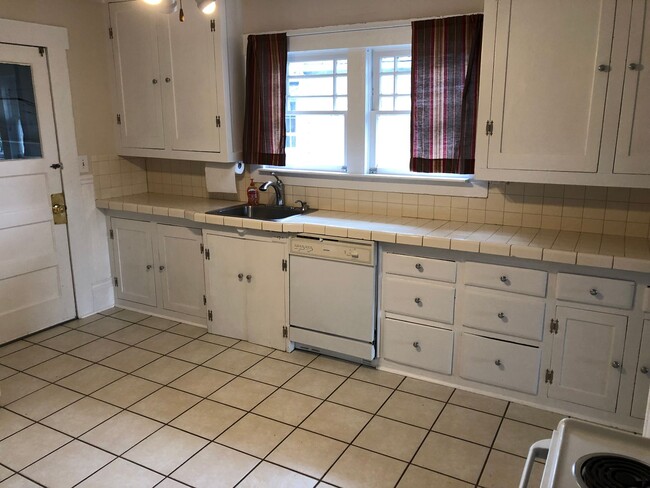 Building Photo - Comfortable 3-Bedroom Home with Huge Backy...