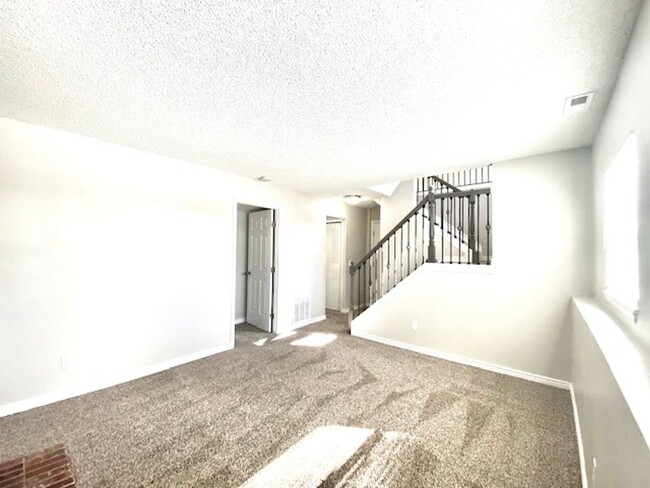 Building Photo - Lovely bi-level 3 bed/2 bath home with fen...