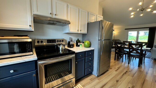 Building Photo - $1,800 | 3 Bedroom, 2 Bathroom Town Home |...