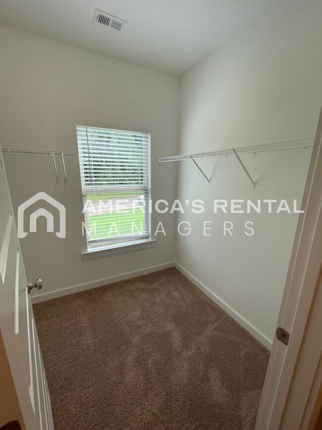 Building Photo - Home for Rent in Weaver, AL!!! Available to View Now! PRICE REDUCTION!! Sign a 13-month lease by ...