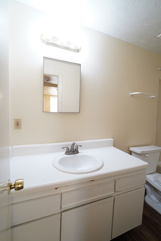 Building Photo - N Duval St Apts