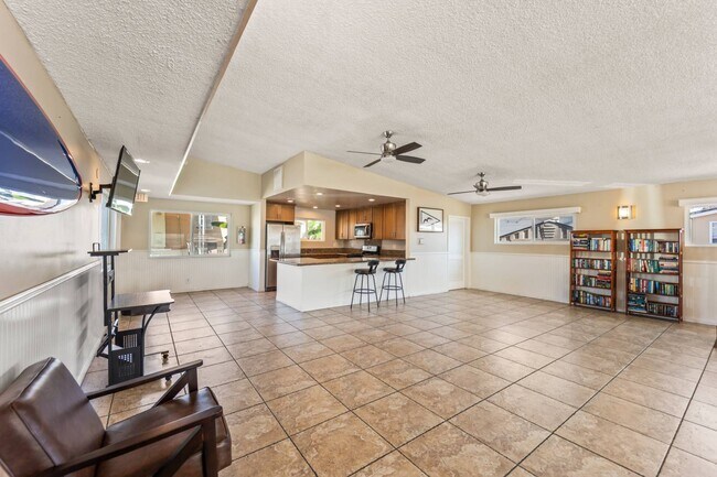 Building Photo - 80 Huntington St