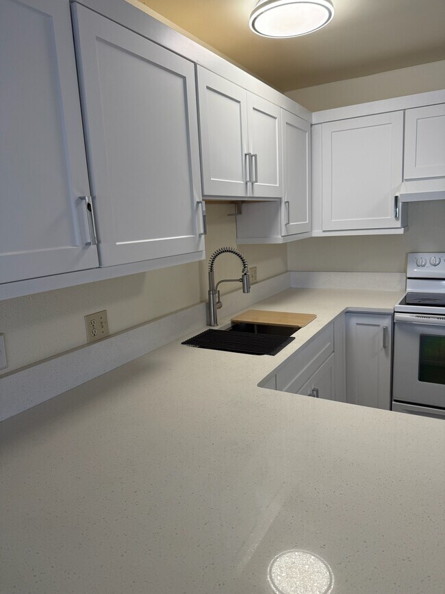 Building Photo - 156 W 500 S