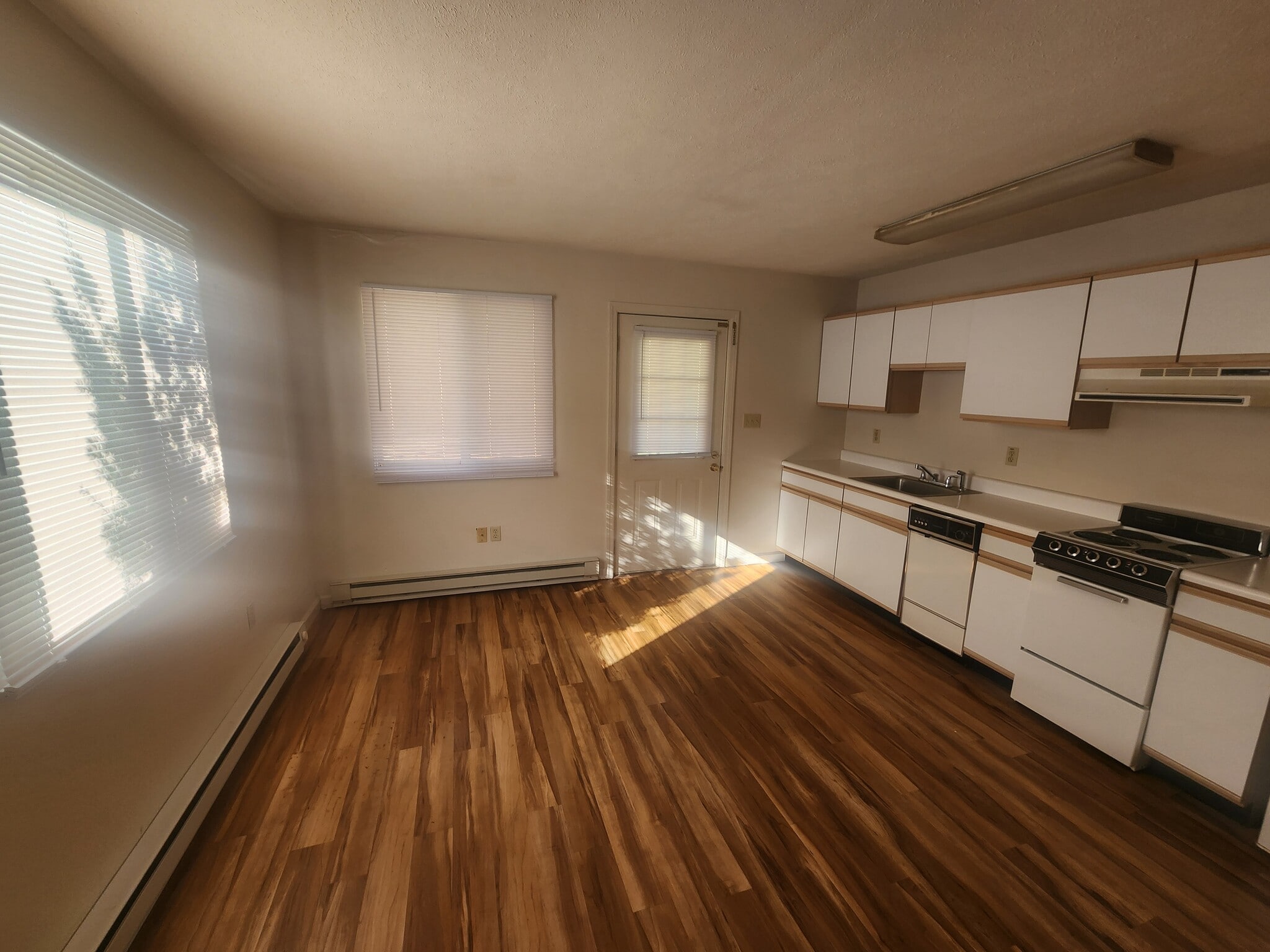 Kitchen - 761 Fairmont Rd