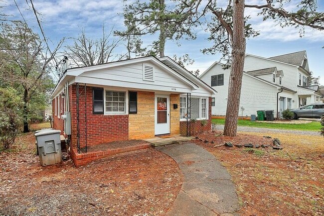 Building Photo - Charming 2BD/1BA Duplex