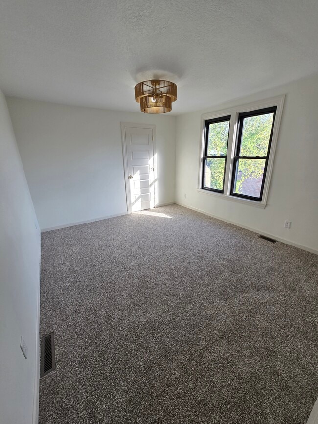 Building Photo - 856