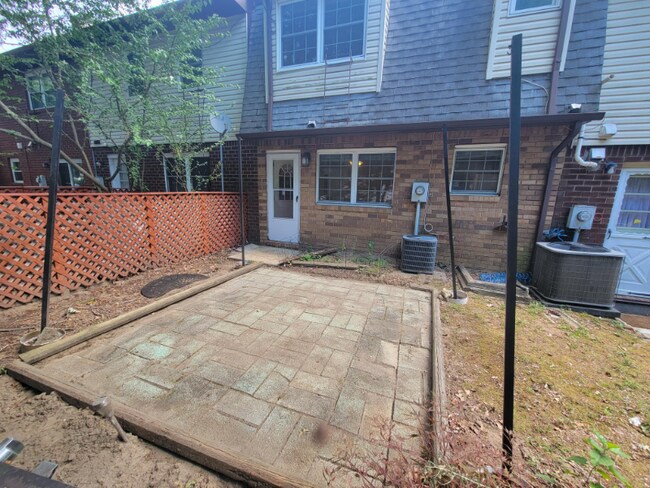 Building Photo - 10 Adriana Ct