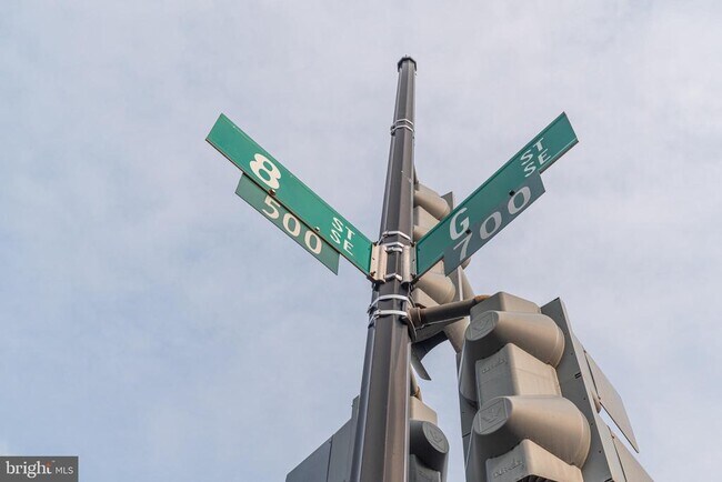 Building Photo - 711 G St SE